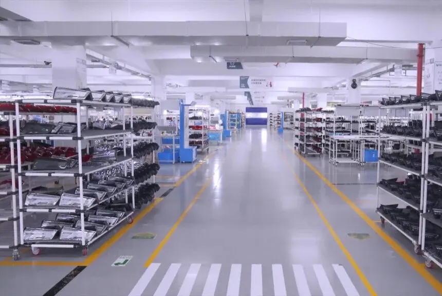 Palets con cajas de faros en un almacén europeo listos para su envío