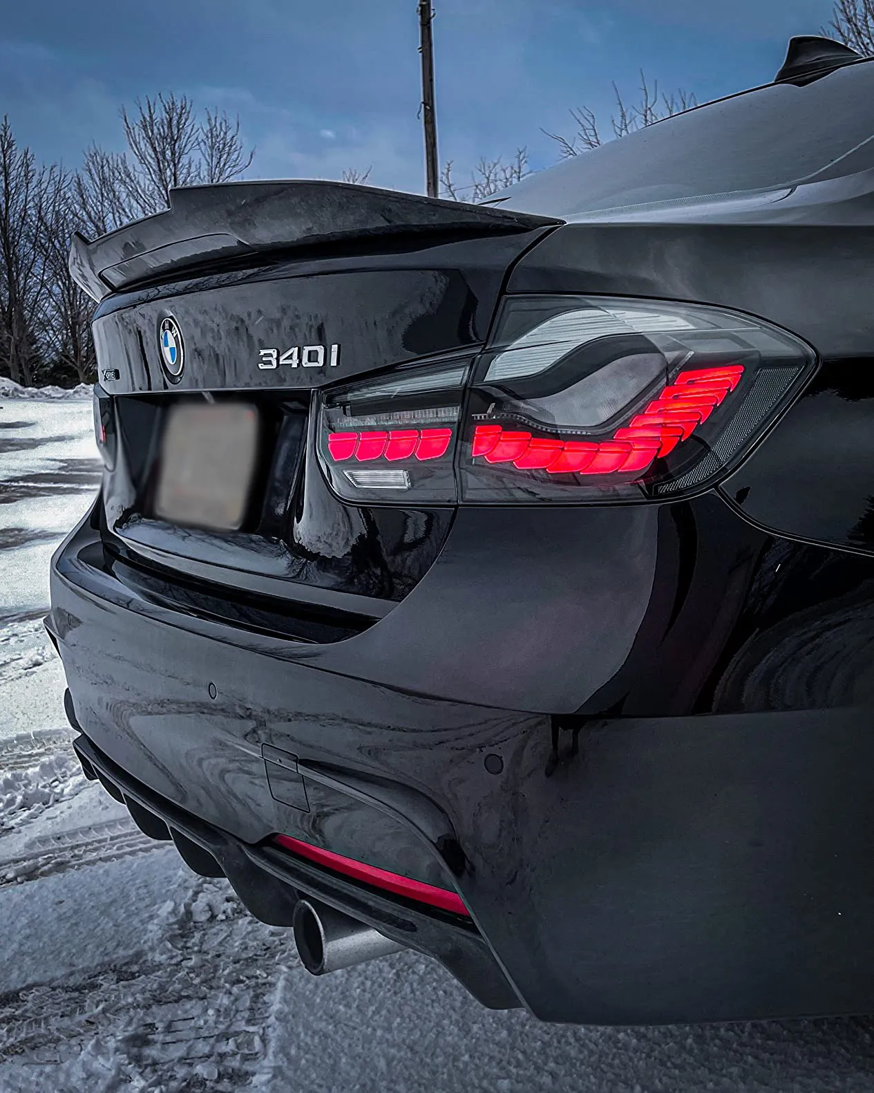 BMW F30 con pilotos traseros estilo OLED de VLAND al anochecer